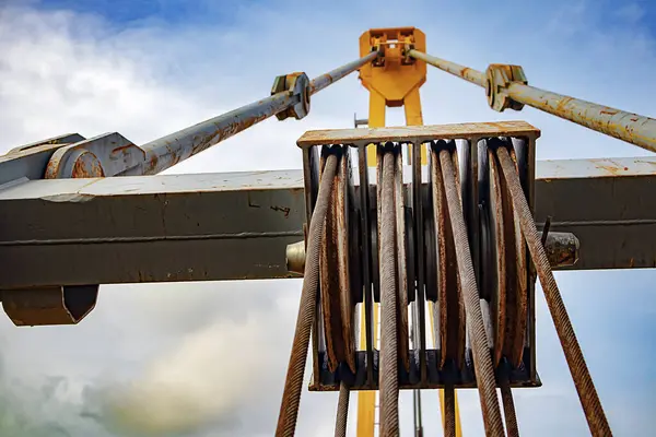 Kanca bloğu ve makara askısı hakkında. Vinç kaldırma rampasında hışırdıyor. Sheave reeving kutusu vurgulanıyor.
