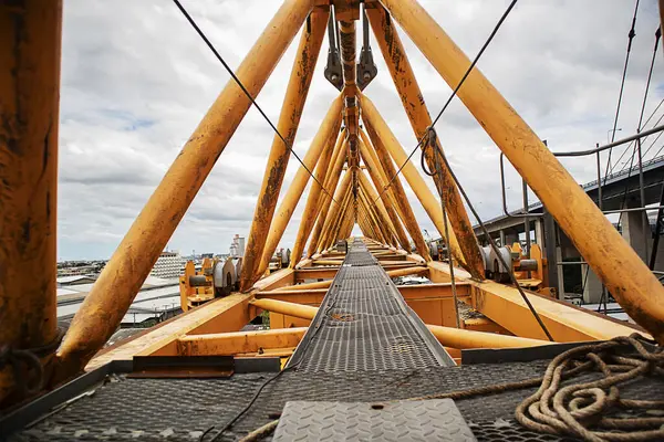 Ön yelkendeki ağırlık için vinç yükleme sensörünü kontrol et. .