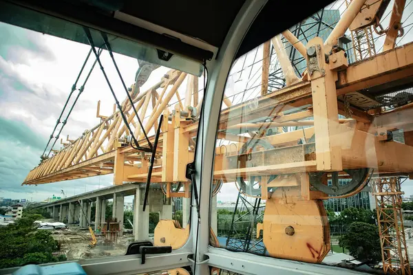 joystix ve elektrik sistemlerindeki vinç sistemlerinin onarımını ve testini operatör odasından yapın..