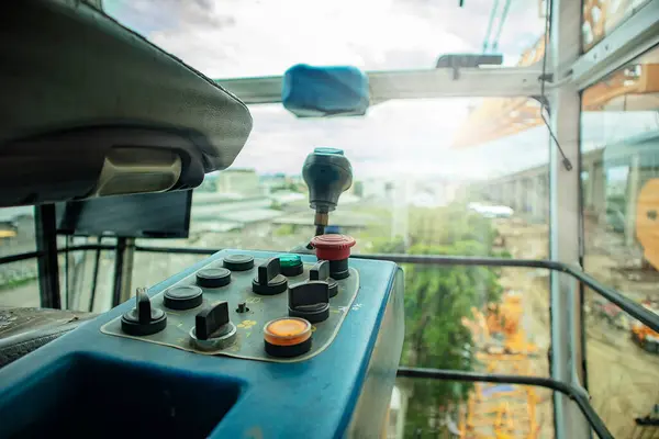 joystix ve elektrik sistemlerindeki vinç sistemlerinin onarımını ve testini operatör odasından yapın..