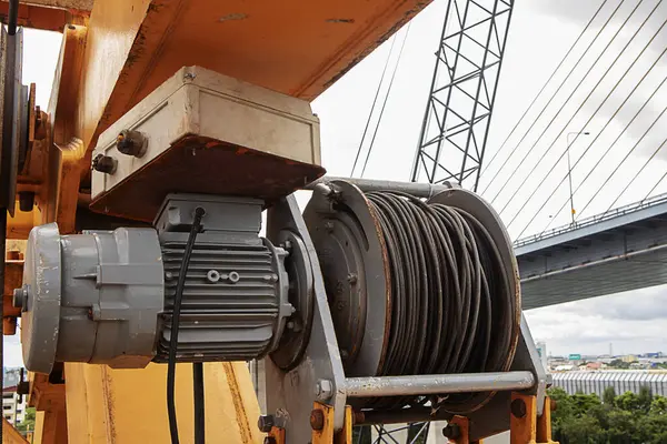 Vinç tamir etmek için kaldırıyorum.