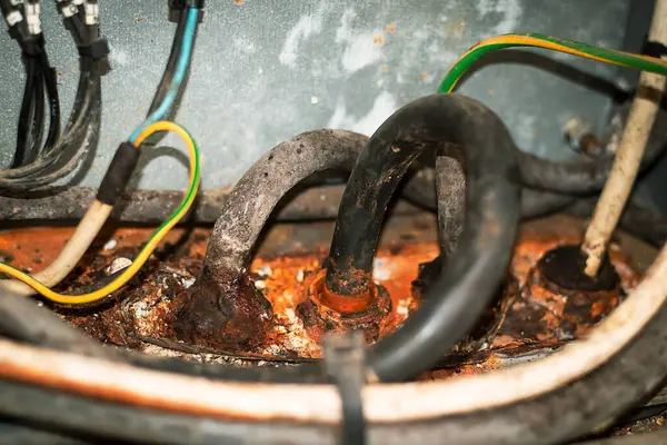 Güç paneli kutusunun içindeki yer bağlantısı hakkında