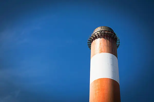 Enerji santralleri ve mavi gökyüzü için bacalar