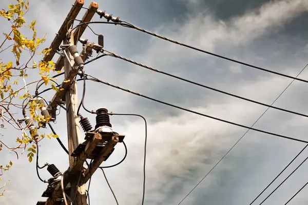 Yüksek voltajlı elektrik direkleri, altın, mavi-turuncu, yağmur yağacakmış gibi..