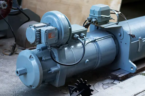 Teknisyen tamir ve onarım için kule vincinin motorunu çıkarıyor..