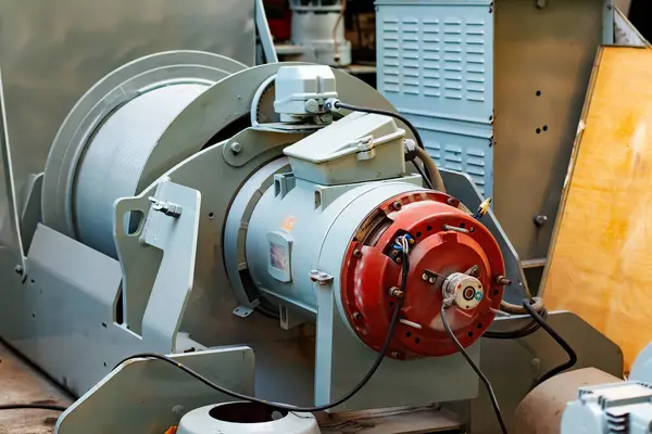 Teknisyen tamir ve onarım için kule vincinin motorunu çıkarıyor..