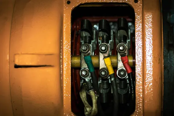 Motor kulesi vincinden kayma halkası bakım için açıldı.