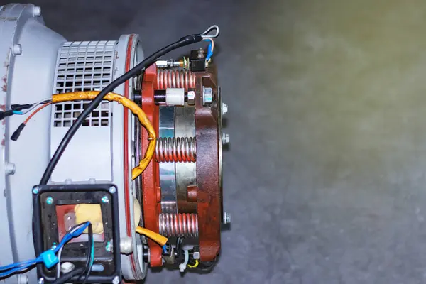 Çam kozalağı dişini ve servisini incelemek için motor çıkarıldı.