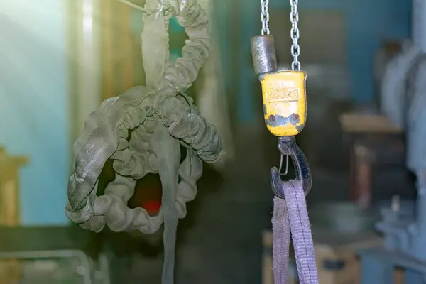 Atölyedeki elektrik zincirlerini kontrol etmek aydınlıktan konfora çalışmak için parlamadır..