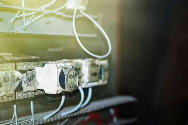 kule vinç sistemlerinin bakımı ve durumu ile ilgili görevler atölyede kablo döşeme için hazırlanmaktadır.