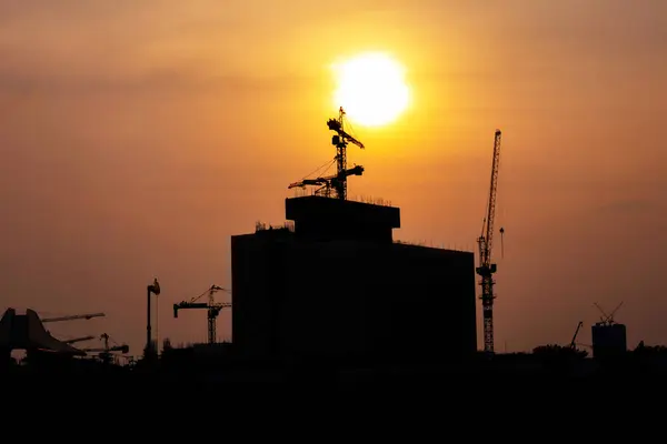 Bu vinçler yapımında kullanıldı ve resimde günbatımının olduğu bir inşaat alanı vardı..