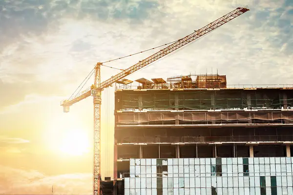 Bu vinçler yapımında kullanıldı ve resimde güneş ışığı alan bir inşaat alanı vardı..