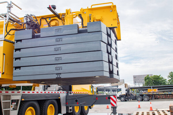 Mobile Crane with Fully Deployed Outriggers and Enhanced Counterweight: Maximizing Load Capacity
