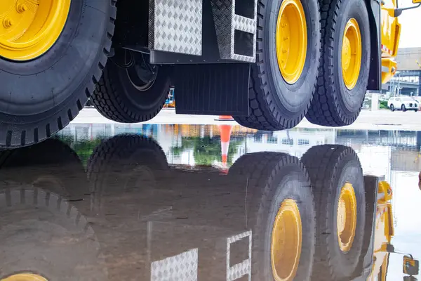 Mobil Turna Tekerleği Kaldırma Sanatı Suyun Üzerinde Yansımalar ve Gölgeler