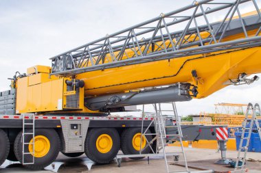 Mobil Turnalardaki Hidrolik Sistemler: Jib Boom 'u kaldırmak için güçlü silindirler