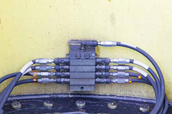 Fren Sistemlerinin Pnömatik Bağlayıcıları ve Mobil Vinçlerde Direksiyon Analizi