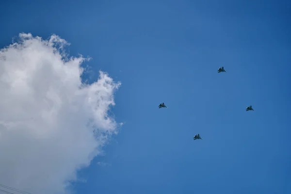 ロシア空軍のグループは 雲の背景を背景に青空にエアロビクスを示しています 市内の軍用機の勝利パレード 航空機器の表示 — ストック写真