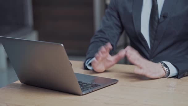 Facet Czarnym Garniturze Krawacie Siedzi Przy Stole Laptopem Zbliżenie Męskich — Wideo stockowe