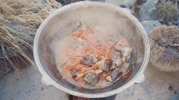 Κάτοψη Κρέατος Λαχανικών Και Ζωμού Καζάνι Τουριστικό Γεύμα Στην Κατασκήνωση — Αρχείο Βίντεο
