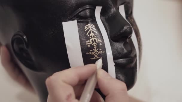 Frauenhand Bemalt Runen Schaufensterpuppen Schwarzen Kopf Mit Goldstift Vorbereitung Für — Stockvideo