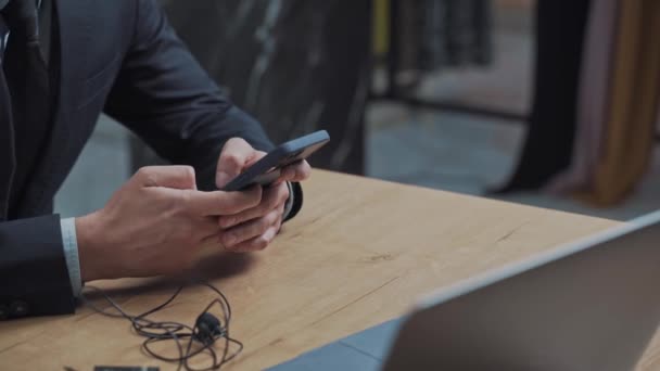Hommes Mains Messages Navigation Sur Smartphone Mettre Sur Bureau Côté — Video