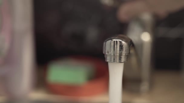 Pessoa Liga Água Torneira Forte Pressão Jato Água Torneira Cozinha — Vídeo de Stock
