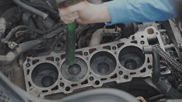 Dökme Demir Dizel Motor Bloğunu Kapatın Motor Pistonları Aşağı Yukarı — Stok video