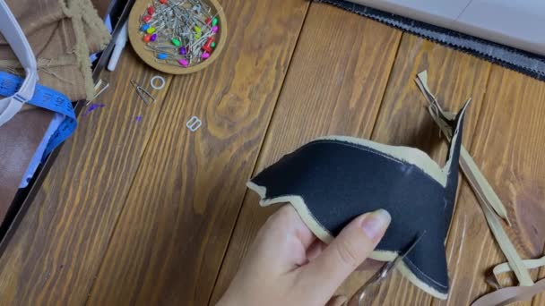 Seamstress Corta Excesso Tecido Produto Costurado Colocação Chata Tesoura Mãos — Vídeo de Stock