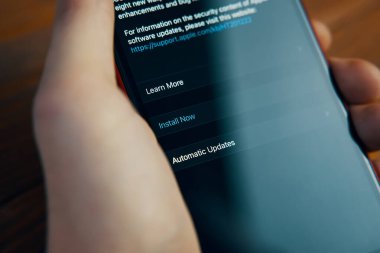 iPhone Apple aygıtı için yeni iOS yazılım güncellemesi şimdi yeni özellikler ve hata düzeltmeleri için yükleyin. Bishkek, Kırgız Cumhuriyeti - 9 Aralık 2020 
