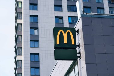 McDonalds 'ın küresel kafe zincirinin logosu. Burgercilerin restoranlarında uzmanlaşmış. Fast food lokantasının sokak işareti. Saint-Petersburg, Rusya - 31 Ağustos 2021