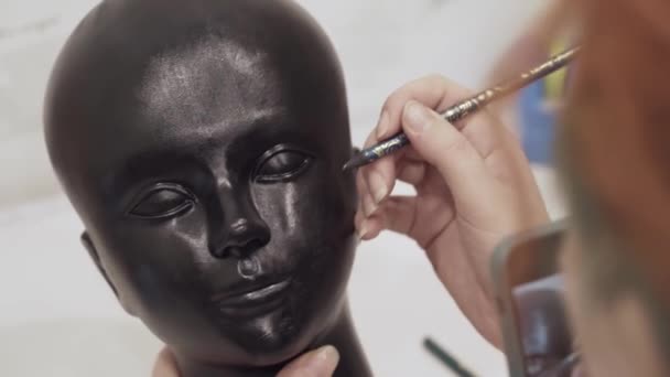 Mujer Dibujar Maniquíes Cabeza Negra Con Lápiz Filmar Esto Cámara — Vídeos de Stock