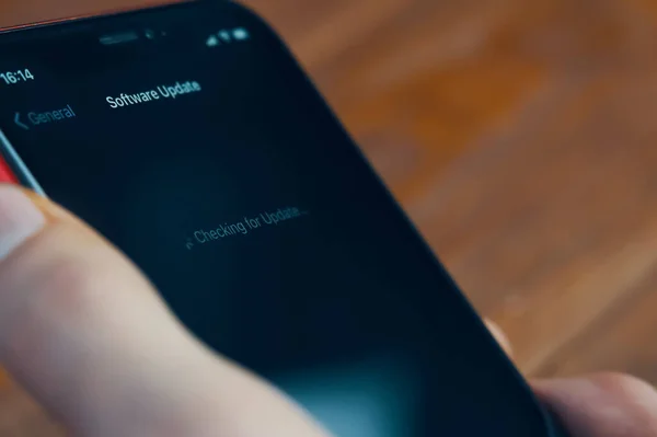 Apple iPhone 'daki iOS yazılım işletim sistemini güncelliyorum. Bishkek, Kırgız Cumhuriyeti - 9 Aralık 2020 