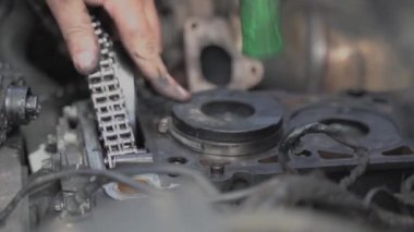 Yeni halkalı pistonu monte eden bir tamircinin elleri ile görüntüleri kapat