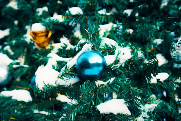 Versierde Kerstboom Close Van Blauwe Gouden Ballen Hangend Aan Een — Stockfoto