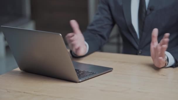 조작하는 클로즈업 남자는 노트북을 테이블에 앉아있다 사업가 사무실 근로자 거래의 — 비디오