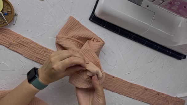 Seamstress Händer Visar Detaljerna Skjortkrage Bomull Muslin Tyg Modeskaparworkshop Nålkvinnan — Stockvideo