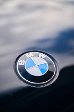 Arabanın kaputunu süsleyen BMW rozetinin dikey yakın plan görüntüsü. BISHKEK, KYRGYZ Cumhuriyet - 19 AĞUSTOS 2021