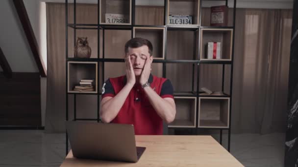 Masada Dizüstü Bilgisayarı Olan Yorgun Insan Elleriyle Yüzünü Kapatır Gözlerini — Stok video