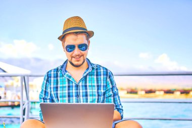 işadamı tatil çalışma iş seyahat beach kavramı.