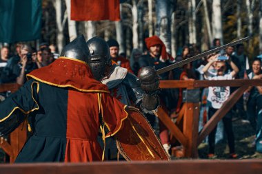 Ortaçağ kültürünün festivali. Mızrak dövüşü turnuvalarının taklidi. Kılıç dövüşü. Seyircilerle dolu bir arena. Bishkek, Kırgızistan - 13 Ekim 2019