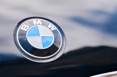 Araç kaputundaki BMW logosunu gösteren detaylı bir yakın çekim. BISHKEK, KYRGYZ Cumhuriyet - 19 AĞUSTOS 2021