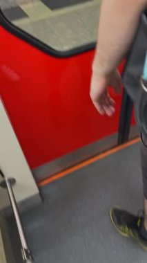 Kalabalık bir yeraltı istasyonunda, kalabalık bir saatte metroya binen ve inen yolcular. Saint-Petersburg, Rusya - 19 Temmuz 2021