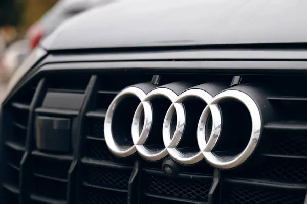 Araç kaputundaki Audi logosunu vurgulayan yakın menzilli bir fotoğraf. BISHKEK, KYRGYZ Cumhuriyet - 26 Eylül 2021