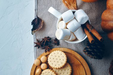 Genel bir bakış, kırsal bir yüzeyde şekerleme, kurabiye ve sonbahar baharatlarının yer aldığı samimi bir düzenleme gösterir.
