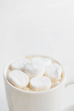 Marşmelovla kaplı bir fincan sıcak çikolata, kış mevsimi için sıcak ve samimi bir ikram sunuyor..