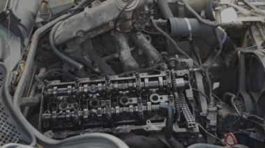 Açık parçaları olan bir araba motorunun ayrıntılı görünümü, otomotiv onarımı, bakım ve mekanik kavramlar için ideal.