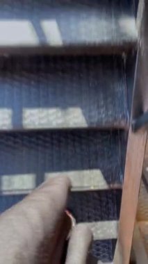 İniş yapan metal merdivenlerin yakın çekim görüntüsü güzel bir şekilde ışık yansımalarını sergiliyor.
