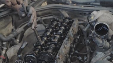 Atölyelerin altında floresan ışıltısı, mekanik koreograflar dizel motorların kam mili raptiyesinin sıkılaşması, hassasiyet ve mekanik incelik dansı..