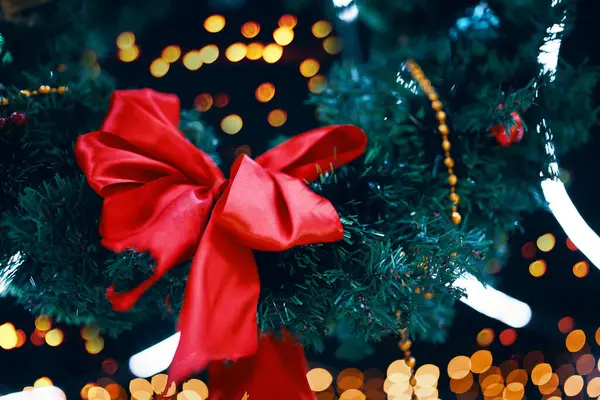 Geleneksel el yapımı Noel çelengi yeşil köknar ağacı.