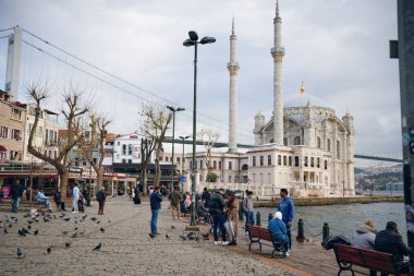 Ortaky 'de canlı bir gün, Buyuk Mecidiye Camii. Çarpıcı mimari ve coşkulu kalabalıklar. İstanbul, Türkiye - 12 Aralık 2024